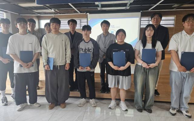 ▲ 서원대 형설교수장학회는 지난 28일 7명의 학생에게 총 700만원의 장학금을 전달했다./서원대 제공