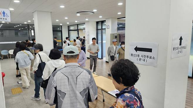 제21대 대통령 선거 사전투표 첫날인 29일 오전 광주광역시 남구 봉선2동 행정복지센터에 마련된 사전투표소에 유권자들이 투표를 위해 줄을 서있다. /박준호 기자 bjh@namdonews.com