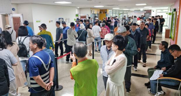 21대 대통령선거 사전투표 첫날인 29일 화순군민종합문화센터에 마련된 사전투표소에서 화순군민들이 사전투표를 하기 위해 줄지어 차례를 기다리고 있다. /나명주기자mjna@kwangju.co.kr