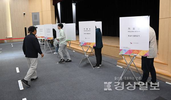 제21대 대통령선거 사전투표 첫날인 29일 울산 남구청 대강당에 마련된 사전투표소에서 유권자들이 투표를 하고 있다. 김경우기자 woo@ksilbo.co.kr