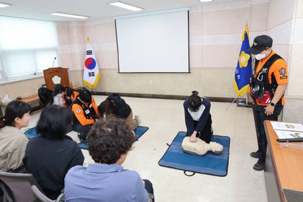 의성군의회 직원들이 청사 내에서 화재 및 심정지 상황을 가정한 종합 소방훈련을 진행하고 있다. 의성군의회