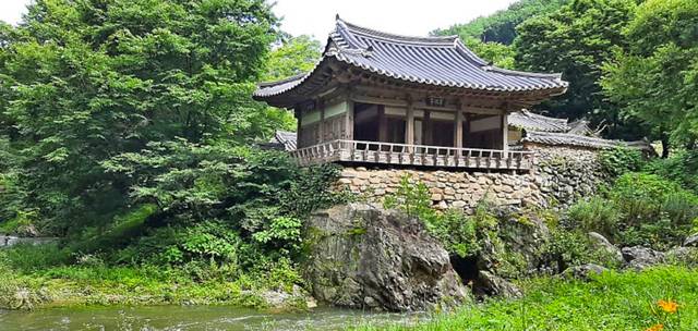 초간정사는 경상북도 예천군 용문면에 있는 조선 전기 초간 권문해가 건립한 누정이다. 초간정은 절벽 위에서 금곡천의 경관을 확보하고 있다. 앞면 3칸, 옆면 2칸으로, 겹처마에 팔작지붕이다.