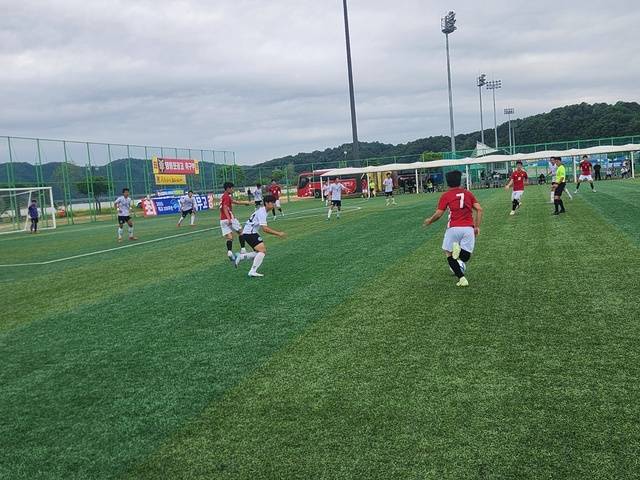 안동낙동강변에서 제49회 문화체육관광부장관기 전국 고등학교 축구대회와 2025 문화체육관광부장관기 고등학교 U17 유스컵 대회가 열리고 있다. 대구일보