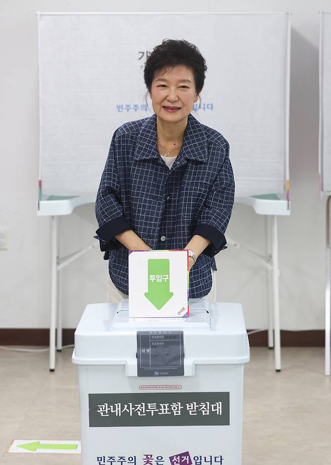 제21대 대통령선거 사전투표 첫날인 29일 오전 대구 달성군 유가읍 행정복지센터에 마련된 사전투표소에서 박근혜 전 대통령이 투표하고 있다.이윤호기자 yoonhohi@yeongnam.com