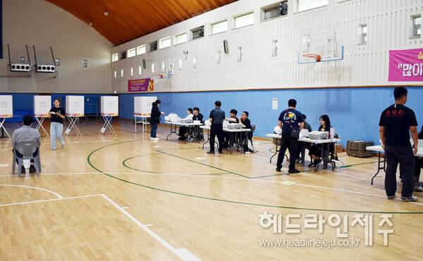 제21대 대통령선거 사전투표 첫날인 29일 유권자들이 제주시 오라동 한라체육관 보조경기장에 마련된 사전투표소에서 투표를 하고 있다. ⓒ헤드라인제주