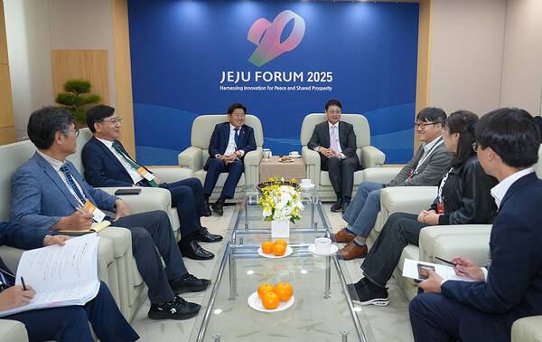 윤지웅 원장 등 과학기술정책연구원 관계자들과 면담을 하고 있는 오영훈 지사. ⓒ헤드라인제주