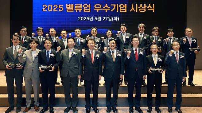 2025.5.27.밸류업 우수기업 시상 후 주요참석자들과 수상자들이 파이팅을 외치며 기념촬영을 하고있다. /사진=한국거래소