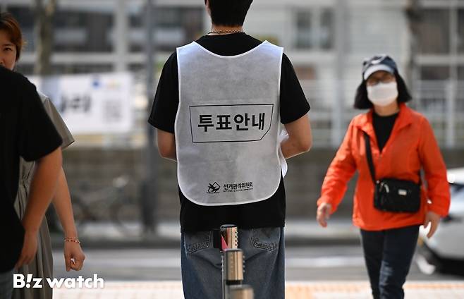 제21대 대통령선거 사전투표가 시작된 29일 오전 서울 중랑구 중랑구청에 마련된 신내2동 사전투표소에서 유권자들이 사전투표를 하고 있다./사진=이명근 기자 qwe123@