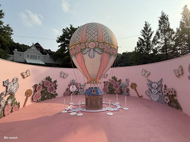 에버랜드 장미축제가 열리는 로즈가든 빅토리아원 내에 설치된 조형물. 다리아송 작가가 참여했다. / 사진=정혜인 기자 hij@