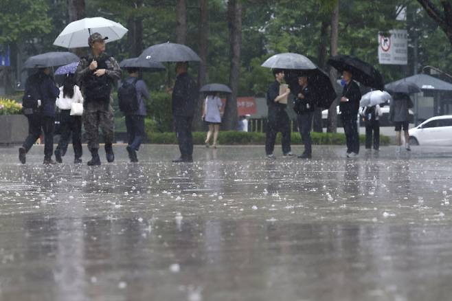 16일 서울 중구 서울시청 앞에 강한 비가 쏟아지고 있다. (사진=뉴시스)