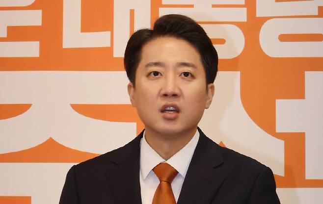개혁신당 이준석 대선 후보가 29일 서울 여의도 국회에서 긴급기자회견을 열고 TV 토론회에서 여성 신체에 대한 표현으로 논란이 되는 것과 관련해 입장을 밝히고 있다. (사진=연합뉴스)