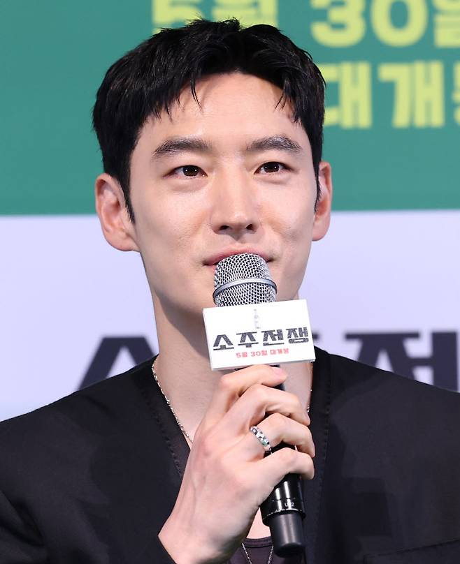 배우 이제훈이 29일 서울 용산구 CGV용산아이파크몰에서 열린 영화 ‘소주전쟁’ 언론시사회에 참석해 인사말을 하고 있다.(사진=뉴스1)