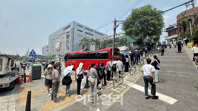 시민들이 제21대 대통령 선거 사전투표일인 29일 서울 서대문구 옛 신촌동 주민센터에서 사전투표를 하기 위해 줄을 서 있다. (사진=박원주 수습기자)