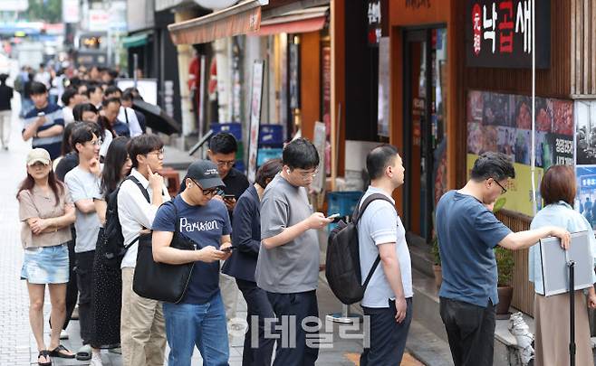 제21대 대통령 선거 사전투표 첫날인 29일 사전투표소가 설치된 서울 중구 소공동주민센터 주위로 유권자들이 투표를 위해 길게 줄지어 서 있다. (사진=노진환 기자)