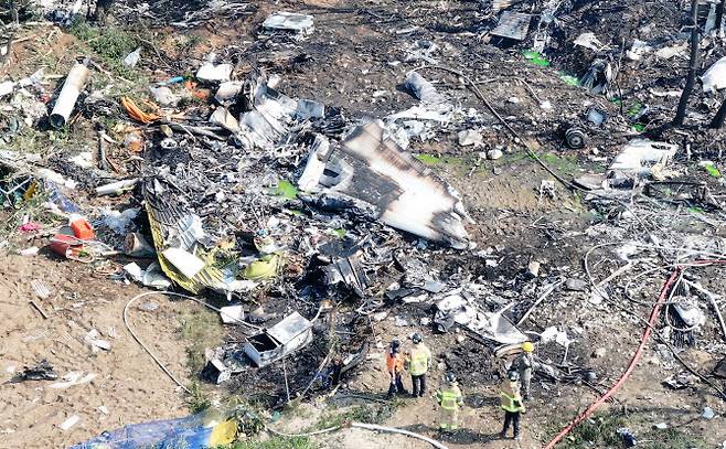 29일 오후 1시 50분께 경북 포항시 남구 동해면 신정리 한 야산에 해군 초계기가 추락한 가운데 군과 소방 당국 등 관계기관이 현장 수습을 하고 있다.(사진=연합뉴스)