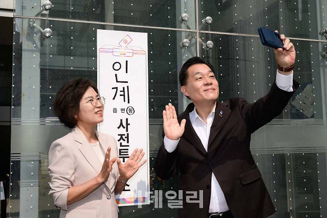 이재준 수원특례시장이 29일 부인과 함께 사전투표를 한 뒤 인증샷을 찍고 있다.(사진=이재준 수원시장 페이스북)