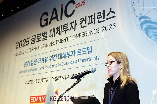 홀리 무어 헤인스 루미네이트캐피탈 창립자&매니징파트너가 29일 서울 중구 더 플라자 서울에서 이데일리·KG제로인 주최로 열린 ‘2025 글로벌 대체투자 컨퍼런스’에서 ‘AI, 소프트웨어···그로스투자와 바이아웃’이란 주제로 발표를 하고 있다.(사진=이데일리 방인권 기자)