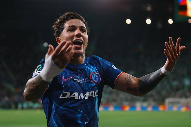 29일 레알 베티스와 경기에서 동점골을 넣은 뒤 기뻐하는 첼시의 엔조 페르난데스