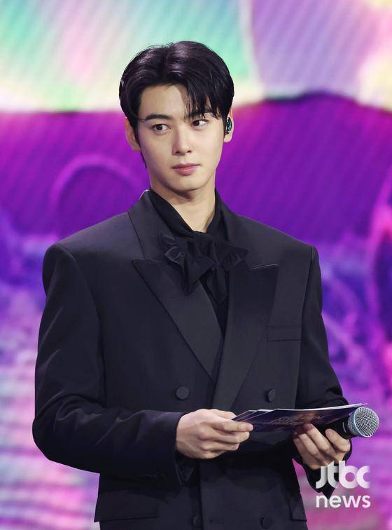 차은우가 4일 오후 일본 페이페이 돔 후쿠오카에서 '제39회 골든디스크 어워즈' MC를 맡아 진행을 하고 있다.  특별취재반 / 2025. 01. 04/