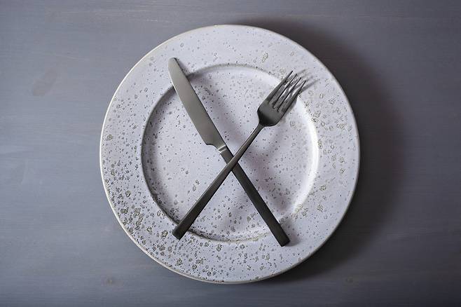 간헐적 단식의 더욱 극단적인 형태인 OMAD(One Meal a Day) 다이어트에 대해 영양 전문가들이 우려를 표했다. [사진=게티이미지뱅크]