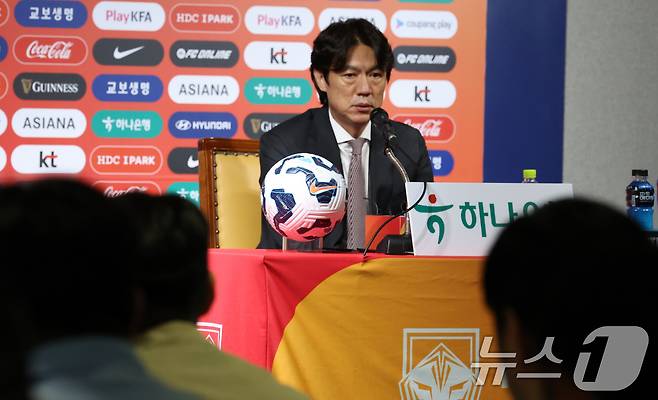 홍명보 대한민국 축구 국가대표 감독이 26일 오전 서울 종로구 축구회관에서 6월 A매치 국가대표 명단을 발표하고 있다. 2025.5.26/뉴스1 ⓒ News1 김명섭 기자