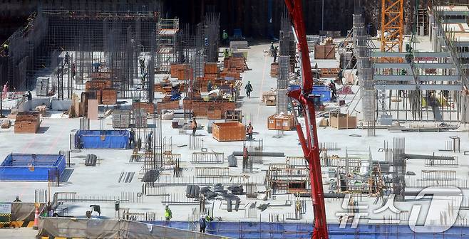 서울 시내 신축 아파트 시공 현장에서 건설노동자들이 작업을 하고 있다. 뉴스1 ⓒ News1 김진환 기자