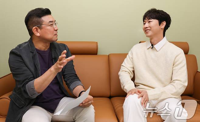 정덕현 대중문화평론가(왼쪽)와 그룹 H.O.T. 출신 가수 장우혁 / 뉴스1 ⓒ News1 허경 기자