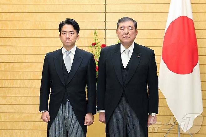 이시바 시게루 일본 총리가 21일(현지시간) 도쿄 총리 관저에서 고이즈미 신지로 신임 농림수산상과 포즈를 취하고 있다. 2025.05.22 ⓒ AFP=뉴스1 ⓒ News1 우동명 기자