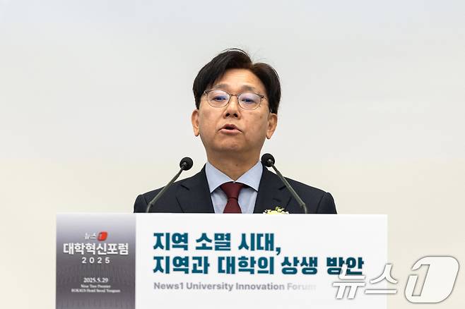 이영섭 뉴스1 대표이사가 29일 서울 용산구 나인트리 프리미어 로카우스 호텔에서 '지역 소멸 시대, 지역과 대학의 상생 방안'을 주제로 열린 2025 뉴스1 대학혁신포럼에 참석해 개회사하고 있다. 2025.5.29/뉴스1 ⓒ News1 이승배 기자