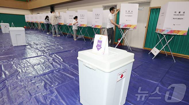 제21대 대통령 선거 사전투표가 하루 앞으로 다가온 28일 충남 논산 연무문화체육센터에 마련된 연무읍제2사전투표소에서 관계자가 기표용구를 점검하고 있다. 2025.5.29/뉴스1 ⓒ News1 김기태 기자