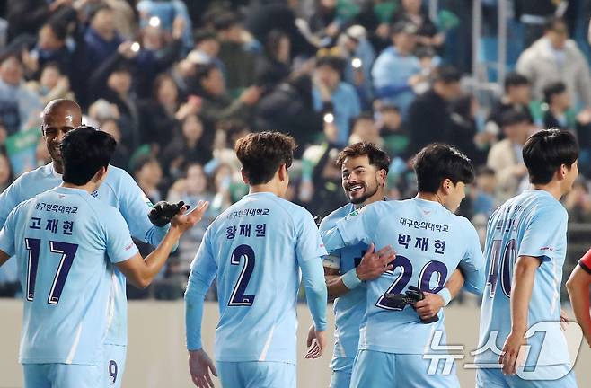 16일 오후 대구iM뱅크PARK에서 열린 프로축구 하나은행 K리그1 2025 대구FC와 강원FC의 경기, 후반전 종료 직전 극적인 역전골을 성공시키며 대구FC 2대 1 승리를 이끈 세징야가 기뻐하고 있다. 2025.2.16/뉴스1 ⓒ News1 공정식 기자
