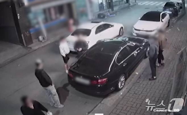 음주운전 의심 차량을 협박하는 모습.(충북경찰청 제공. 재판매 및 DB 금지) /뉴스1