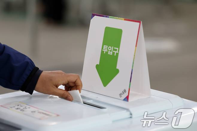 제21대 대통령 사전투표 첫날인 29일 광주 동구 서남동 사전투표소에서 유권자가 투표용지를 투표함에 넣고 있다. 2025.5.29/뉴스1 ⓒ News1 이승현 기자