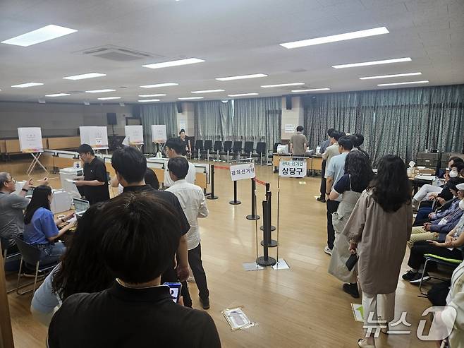 21대 대통령 선거 사전투표 첫날인 29일 점심시간을 맞아 성안동 행정복지센터 투표소가 북적이고 있다.2025.5.29/뉴스1 이재규 기자