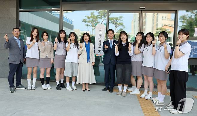 심덕섭 군수와 배우자 용경남 여사가 ‘제21대 대통령 선거’ 사전투표 첫날인 29일 오전 8시 고창읍주민행복센터 2층 회의실에 마련된 사전투표소에서 자유고등학교 3학년 학생들과 사전투표를 했다..2025.5.29/뉴스1 ⓒ News1 박제철 기자