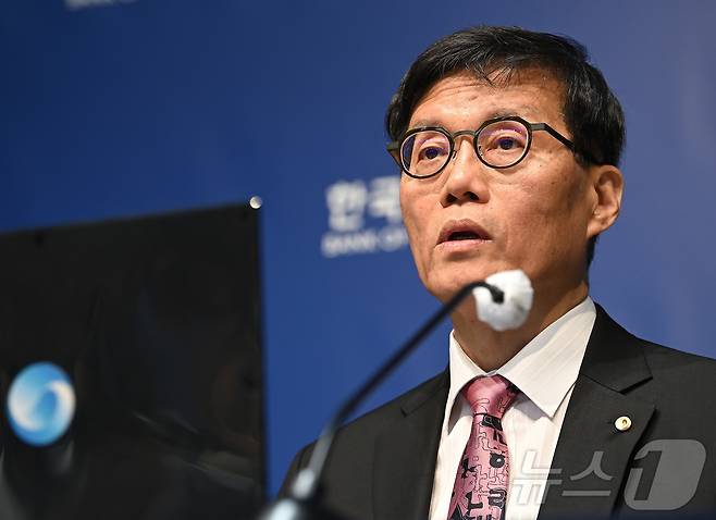 이창용 한국은행 총재가 29일 서울 중구 한국은행에서 열린 금통위 금리 결정에 대한 기자간담회에서 발언하고 있다. /뉴스1