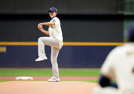 최나연이 29일(한국시간) MLB 밀워키 브루어스-보스턴 레드삭스전의 시구자로 나섰다. (밀워키 브루어스 SNS 캡처)
