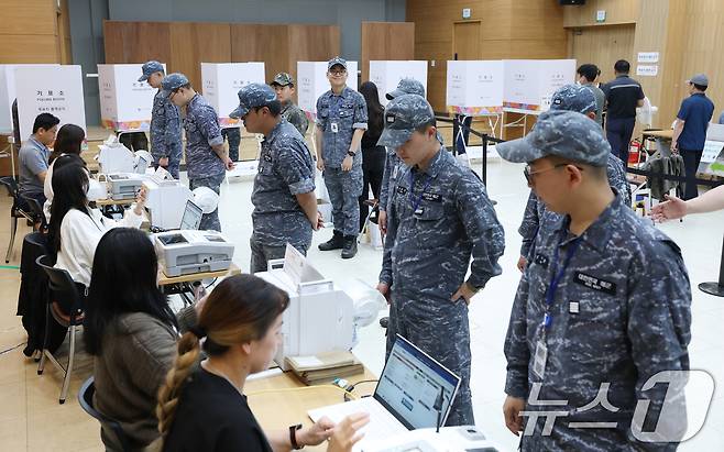 제21대 대통령선거 사전투표 첫 날인 29일 경기 평택시 포승읍 포승문화복지센터에 마련된 사전투표소에서 해군 2함대 수병들이 사전투표를 하고 있다. 2025.5.29/뉴스1 ⓒ News1 김영운 기자