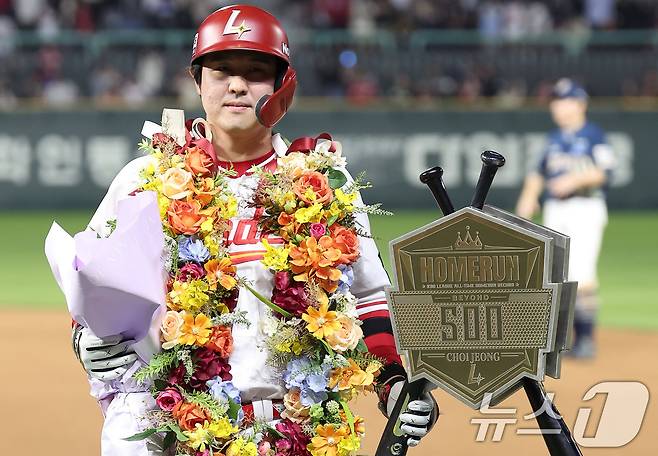 13일 인천SSG 랜더스필드에서 열린 '2025 신한 SOL뱅크 KBO리그' NC 다이노스와 SSG 랜더스의 경기, SSG 최정이 6회말 2사 1루 동점 2점 홈런을 터뜨리며 개인 통산 500홈런을 기록한 후 기념촬영을 하고 있다. 2025.5.13/뉴스1 ⓒ News1 김성진 기자