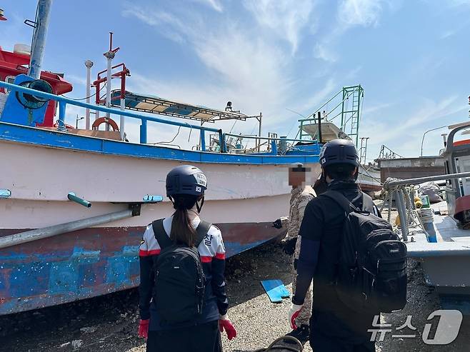 평택해경 해양오염방제과 직원들이 탐문활동을 하여 행위자를 추적하고 있다(평택해경 제공)