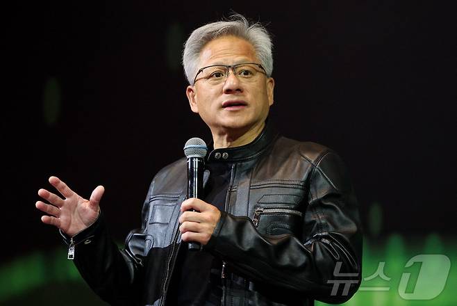 젠슨 황 엔비디아 CEO가 21일(현지시간) 대만 타이베이에서 기자회견을 갖고 "미국의 수출 통제는 실패했다. 팩트들이 그것을 말해주고 있다＂고 말하고 있다. 2025.05.22 ⓒ AFP=뉴스1 ⓒ News1 우동명 기자