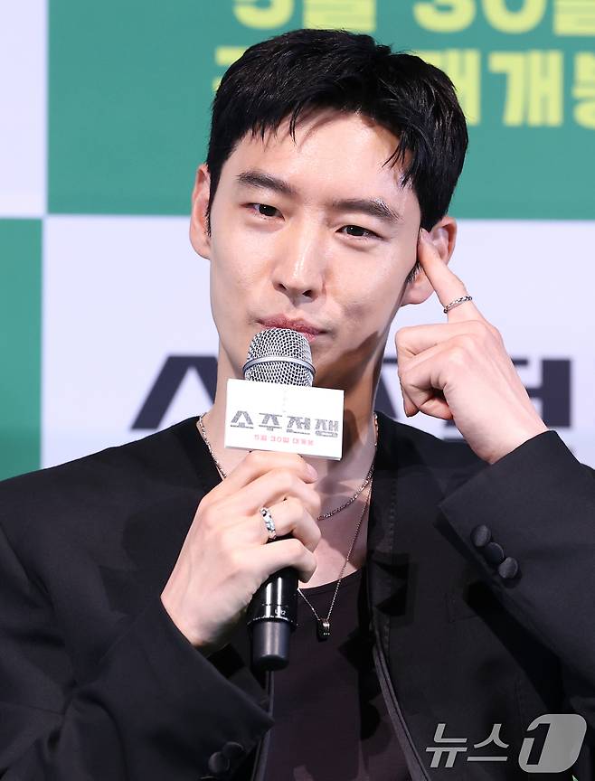 배우 이제훈이 29일 서울 용산구 CGV용산아이파크몰에서 열린 영화 '소주전쟁' 언론시사회에 참석해 취재진 질문에 답하고 있다. 영화 ‘소주전쟁’은 1997년 IMF 외환위기, 소주 회사가 곧 인생인 재무이사 종록과 오로지 성과만 추구하는 글로벌 투자사 직원 인범이 대한민국 국민 소주의 운명을 걸고 맞서는 이야기를 그린다. 2025.5.29/뉴스1 ⓒ News1 권현진 기자