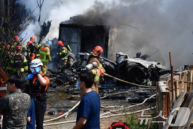 29일 오후 1시 35분쯤 경북 포항 남구 동해면 야산에 해군 해상 초계기 (P-3C)가 추락해 전소됐다. 사고 현장에서 소방당국과 해군 항공사령부 소방대가 진화 작업 및 인명 수색을 하고 있다. 2025.5.29/뉴스1 ⓒ News1 최창호 기자