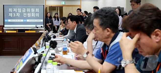 29일 오후 세종시 정부세종청사에서 열린 최저임금위원회 제3차 전원회의에 참석한 근로자 위원이 생각에 잠겨 있다. 2025.5.29/뉴스1 ⓒ News1 김기남 기자