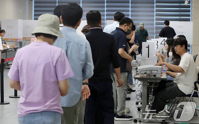 제21대 대통령 선거 사전 투표 첫날인 29일 전북 전주시 전북특별자치도교육청 별관 창조나래 3층에 마련된 사전투표소에 유권자들이 투표를 하기 위해 차례를 기다리고 있다. 2025.5.29/뉴스1 ⓒ News1 유경석 기자