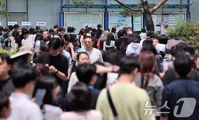 제21대 대통령 선거 사전 투표 첫날인 29일 오전 서울 강남구 역삼1동 주민센터에 마련된 사전투표소에서 유권자들이 투표하기 위해 줄을 서 있다. 2025.5.29/뉴스1 ⓒ News1 김성진 기자