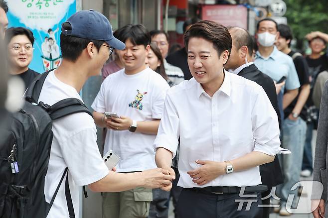 이준석 개혁신당 대통령 후보가 제21대 대통령선거 사전투표 첫날인 29일 서울 성북구 고려대학교 앞을 찾아 학생들과 인사를 나누고 있다.2025.5.29/뉴스1 ⓒ News1 민경석 기자