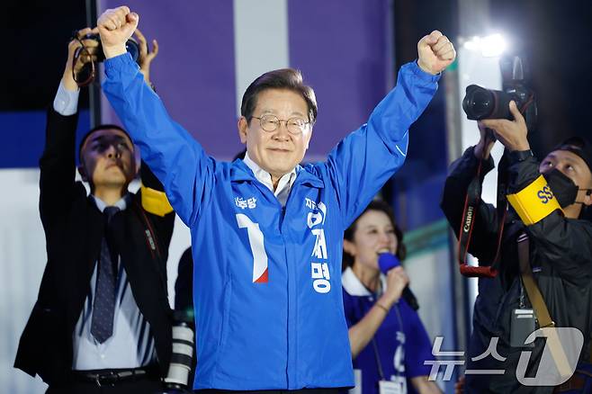 이재명 더불어민주당 대통령 후보가 제21대 대통령선거 사전투표 첫날인 29일 오후 서울 관악산으뜸공원에서 유세를 마친 뒤 인사하고 있다. 2025.5.29/뉴스1 ⓒ News1 안은나 기자