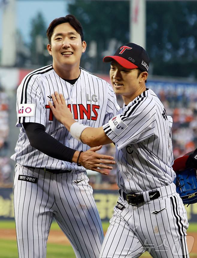 29일 오후 서울 송파구 잠실야구장에서 열린 프로야구 '2025 신한 SOL뱅크 KBO 리그' 한화 이글스와 LG 트윈스의 경기, LG 중견수 박해민이 2회초 2사 1루 상황 한화 플로리얼의 안타성 타구를 잡아낸 뒤 오스틴과 선발 손주영과 기쁨을 나누고 있다. 2025.5.29/뉴스1 ⓒ News1 김진환 기자