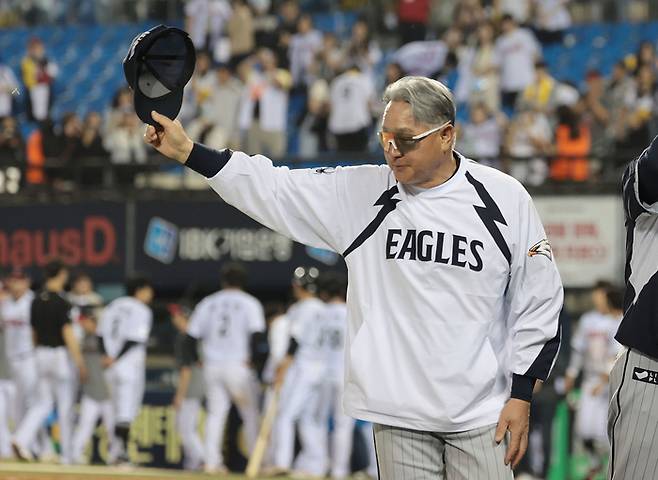 한화 김경문 감독이 28일 서울 잠실구장에서 열린 2025 KBO리그 정규시즌 LG전 승리 후 인사를 하고 있다. 사진 | 연합뉴스